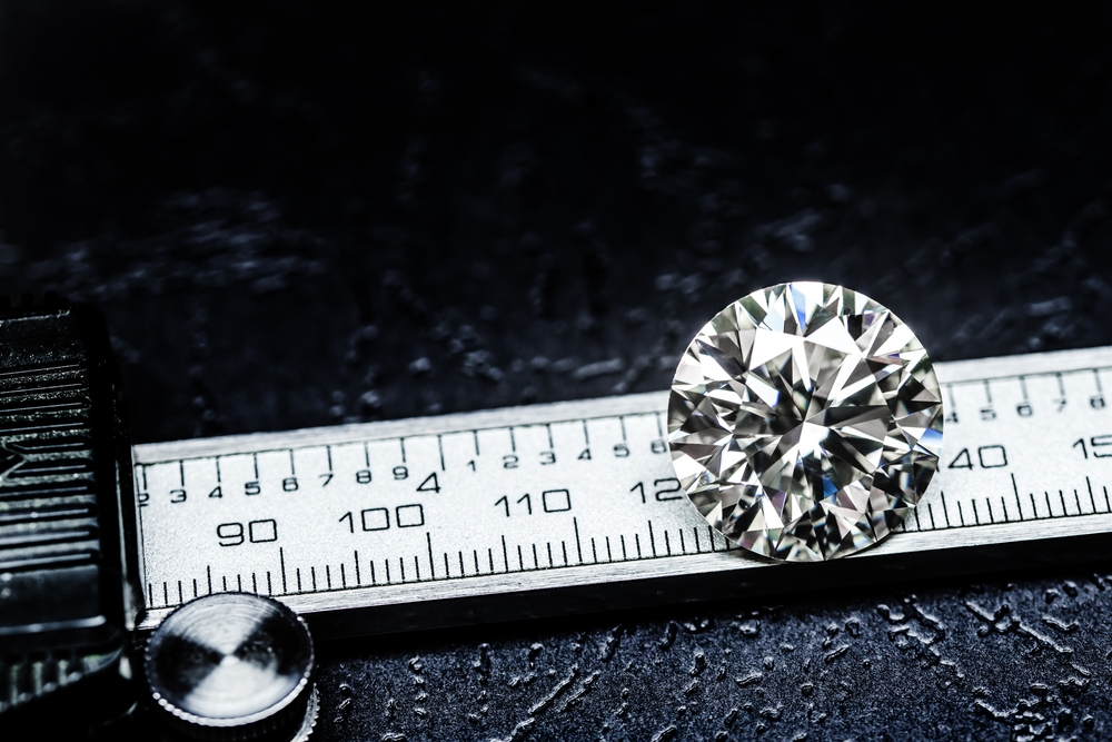 diamante de laboratório e régua medidora